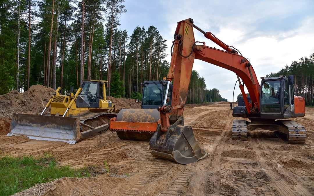 prace ziemne przygotowujące grunt pod budowę drogi
